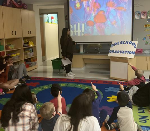 Children point to the Jellyfish seen on screen.